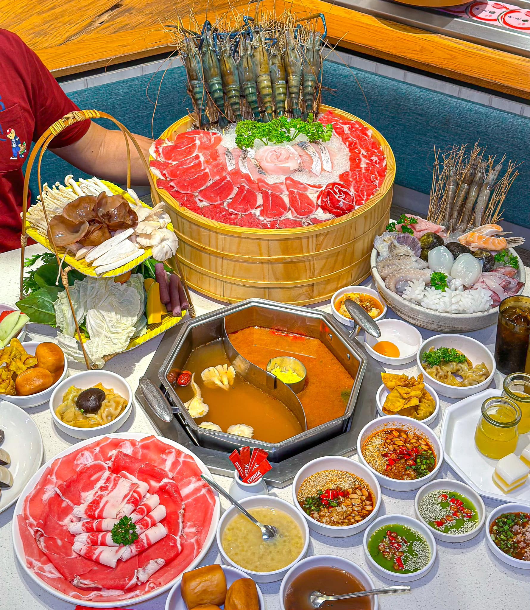 Yuhua – Taiwanese Buffet Hotpot: Lẩu Buffet Băng Chuyền Đài Loan Đỉnh Cao